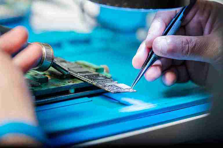 Speaking the Language of Hardware: Why a Verilog Course is Your VLSI Design Foundation